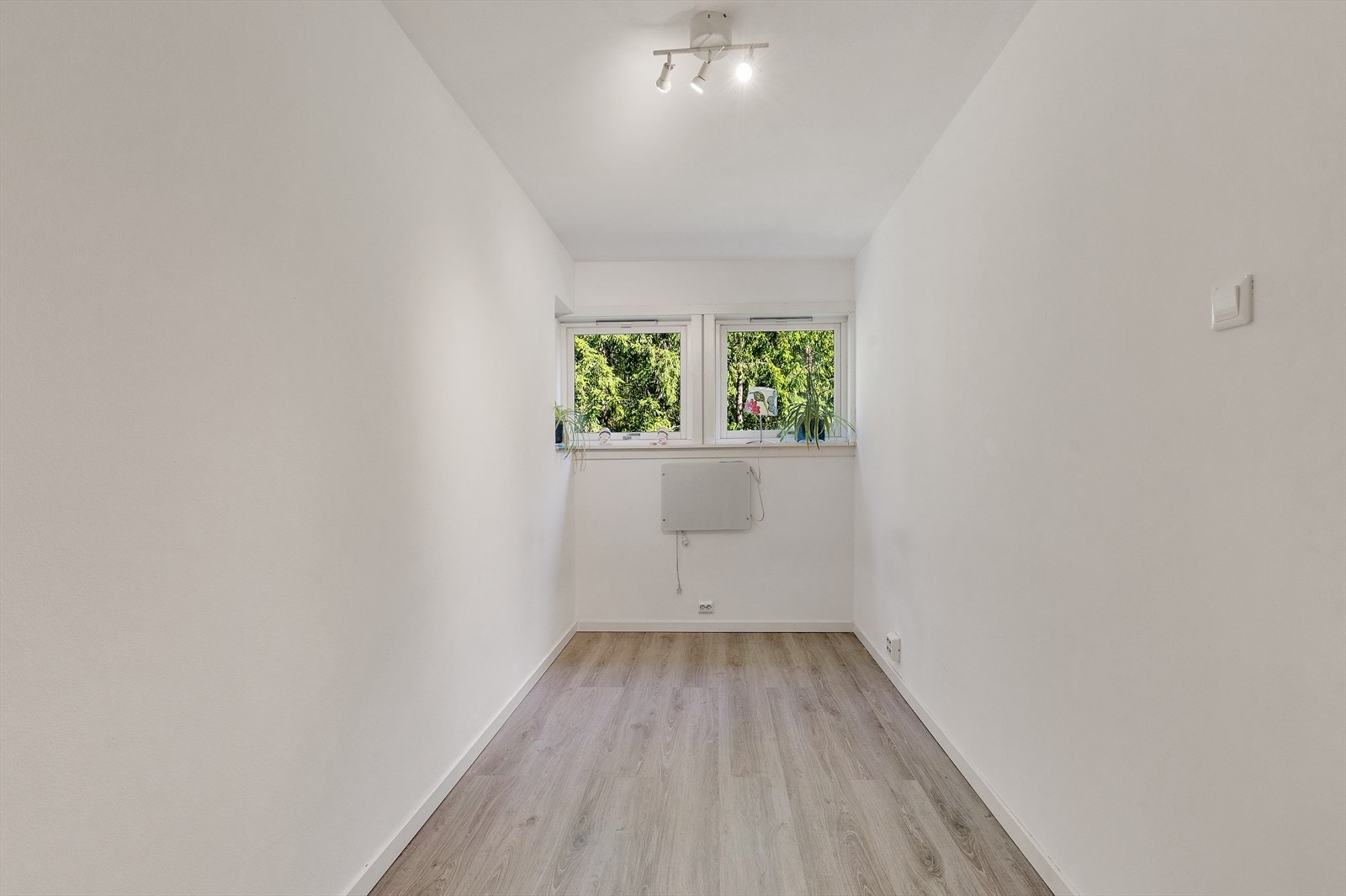 Det tredje soverommet har enkel utforming og nøytrale fargevalg som gir god fleksibilitet - perfekt som barnerom, gjesterom, hjemmekontor eller hobbyrom. Galleribilde