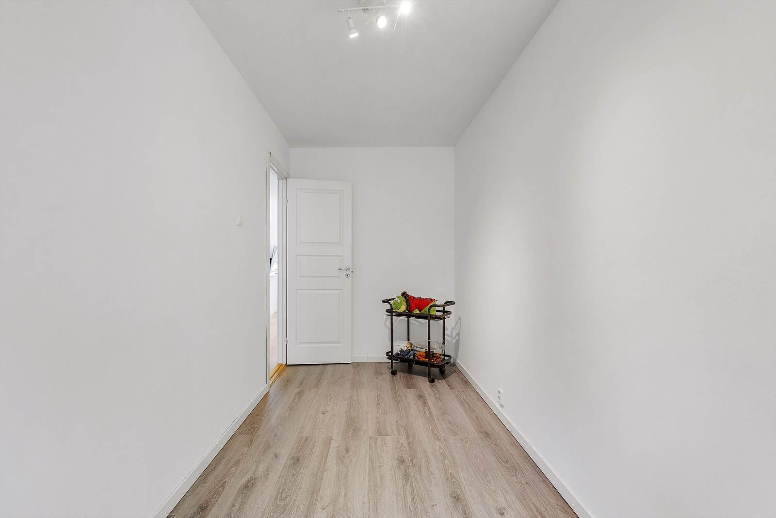Gulvet har moderne laminat, og rommet fremstår som lett å innrede etter behov. Galleribilde