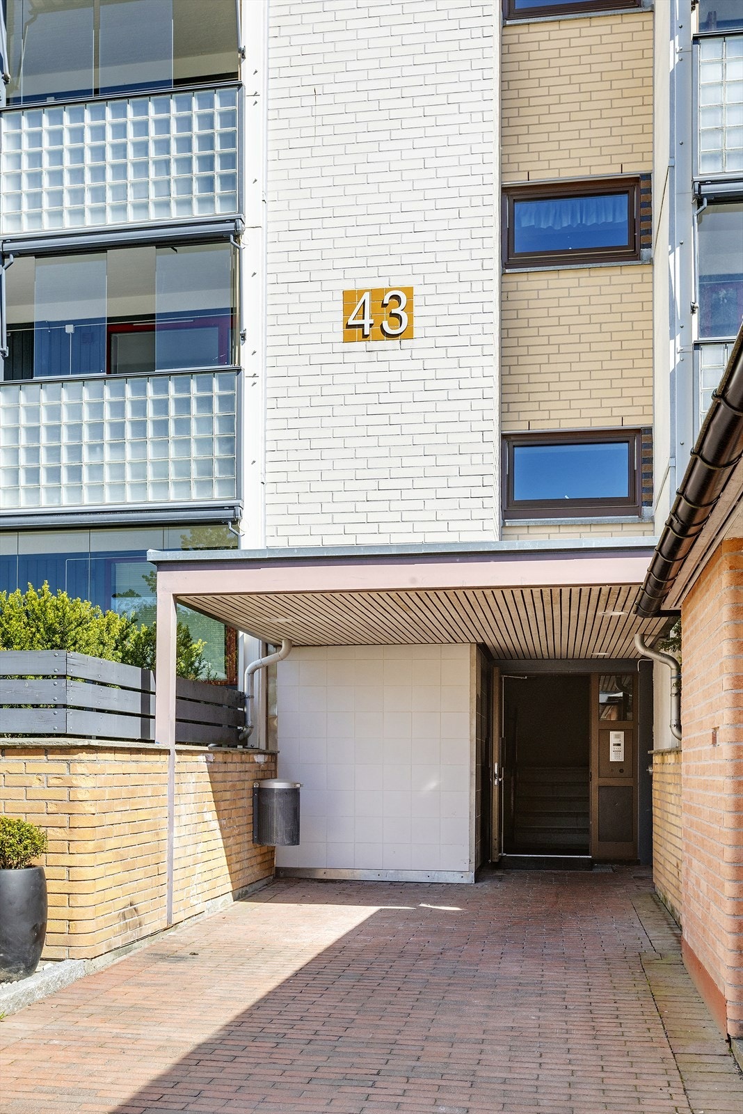 Beliggende i et etablert og barnevennlig boligområde på Kalbakken med kort vei til offentlig kommunikasjon, dagligvare, barnehager og skoler. Galleribilde