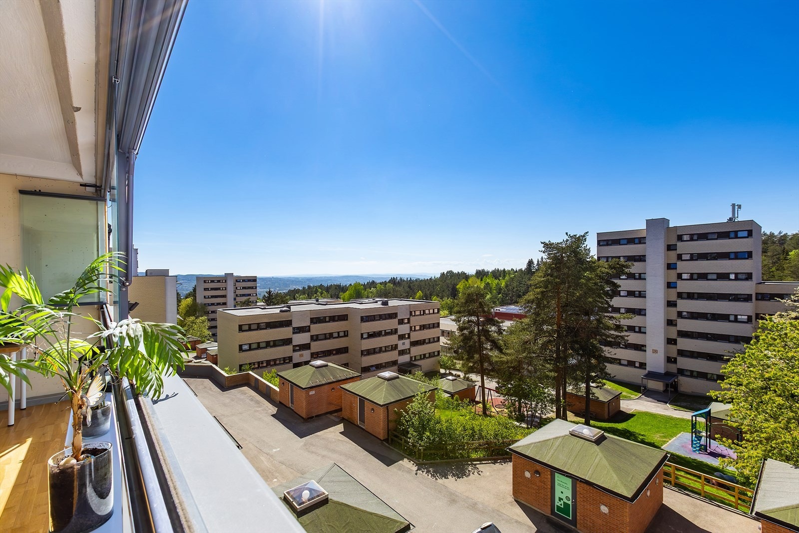 Fra stuen har du direkte utgang til en stor og innglasset balkong på ca. 13 m². Galleribilde