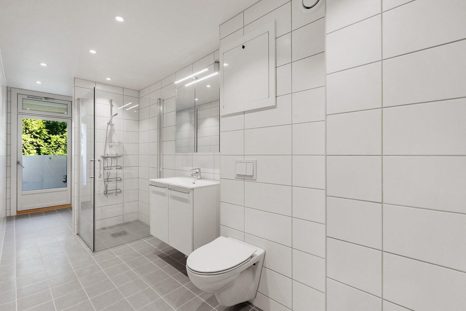 Badet ble oppgradert i 2024 og fremstår som moderne, stilrent og funksjonelt. Galleribilde
