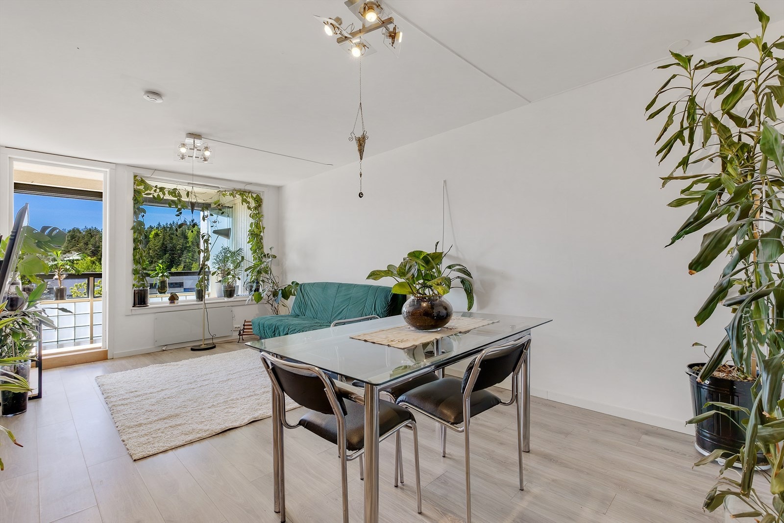 Planløsningen gir god plass til både sofagruppe, TV-møblement og spisebord. Her er det enkelt å skape et sosialt og funksjonelt rom. Galleribilde