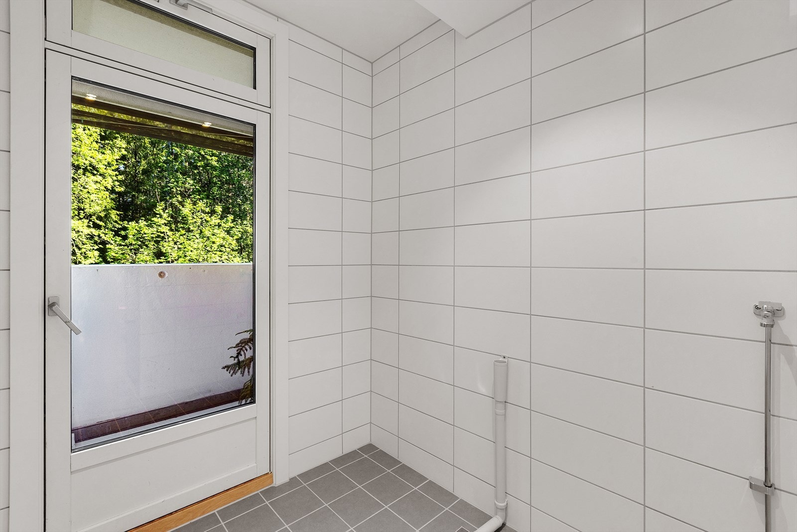 Badet har i tillegg en sjelden og praktisk detalj - direkte utgang til balkongen. Galleribilde