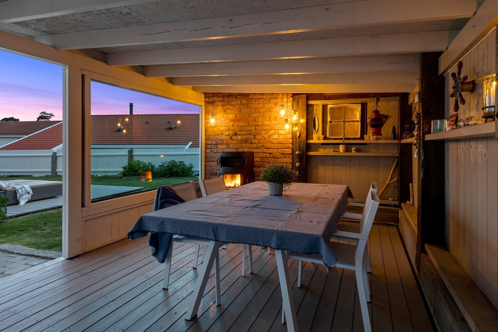 Trivelig hagestue med vedovn og plass til stort spisebord Galleribilde