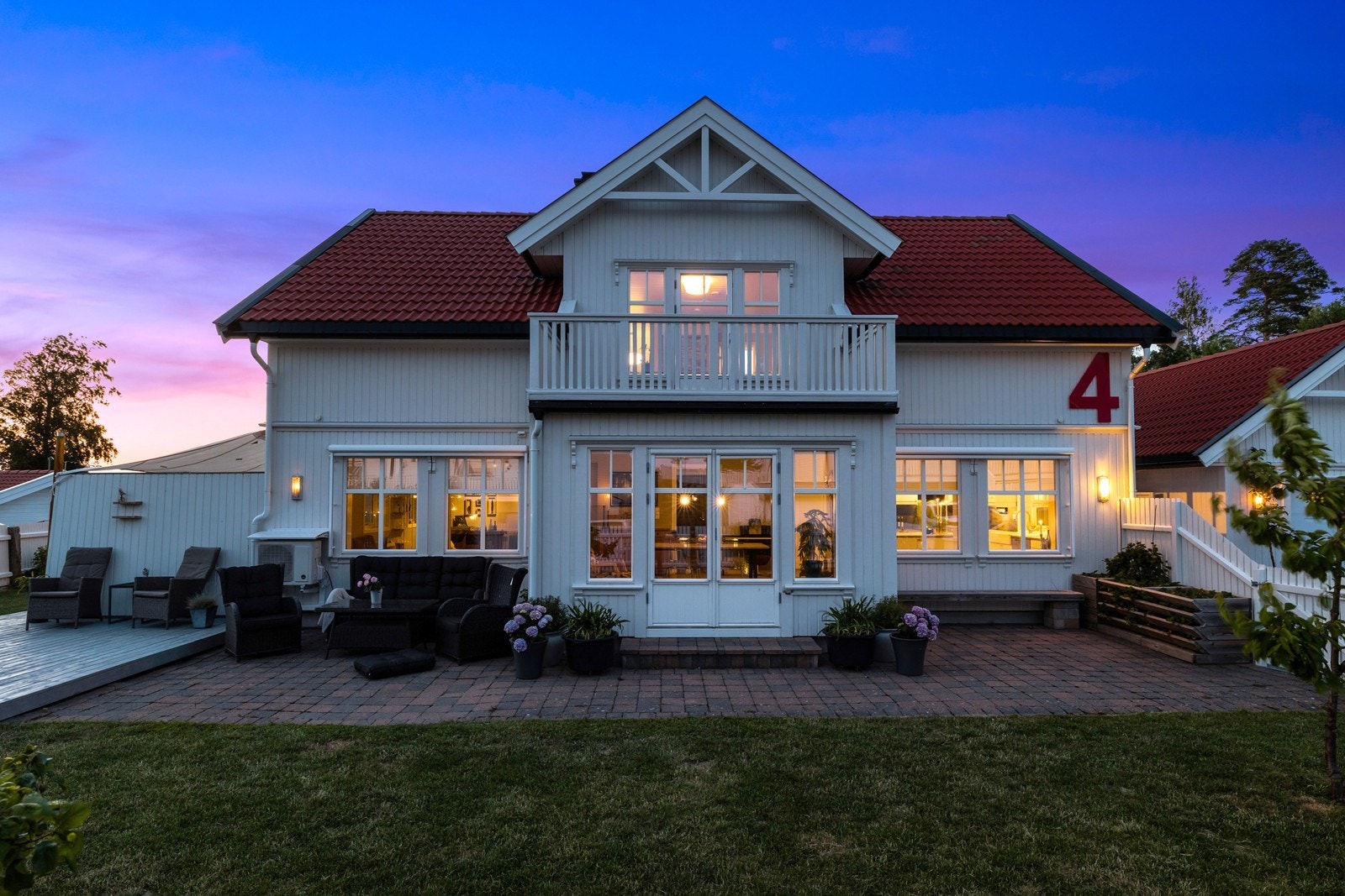 Stenlagt terrasse med adkomst fra stue og hage samt koselig balkong fra stuen i andre etasje Galleribilde