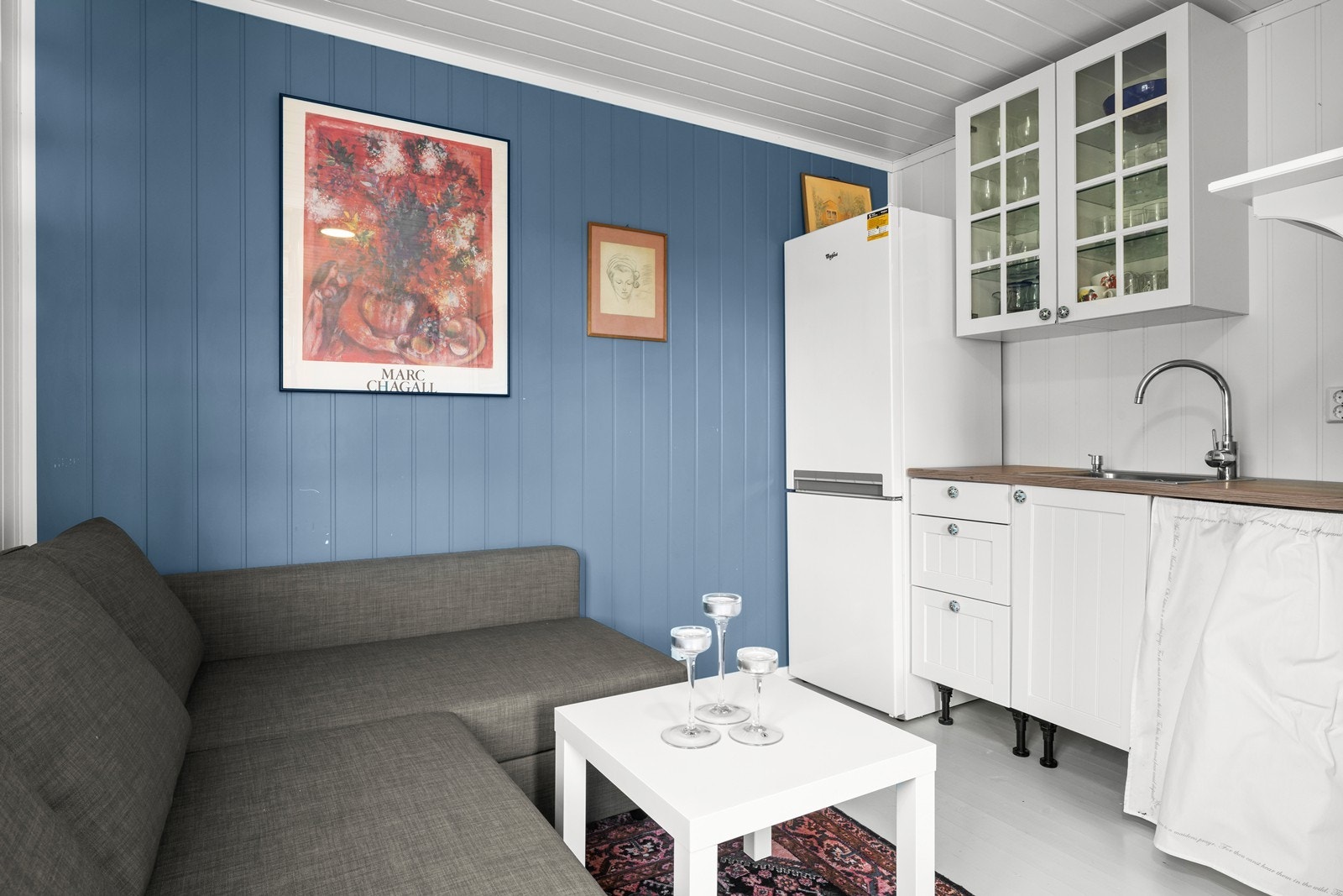 Plass til liten sofakrok, varmtvannsbereder under benken Galleribilde