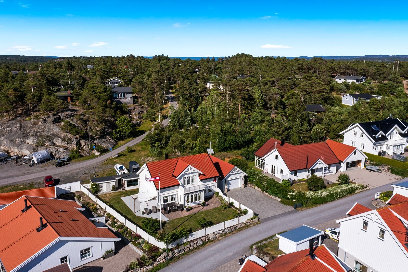 Boligen ligger med kort avstand til skogen og flotte turområder Galleribilde