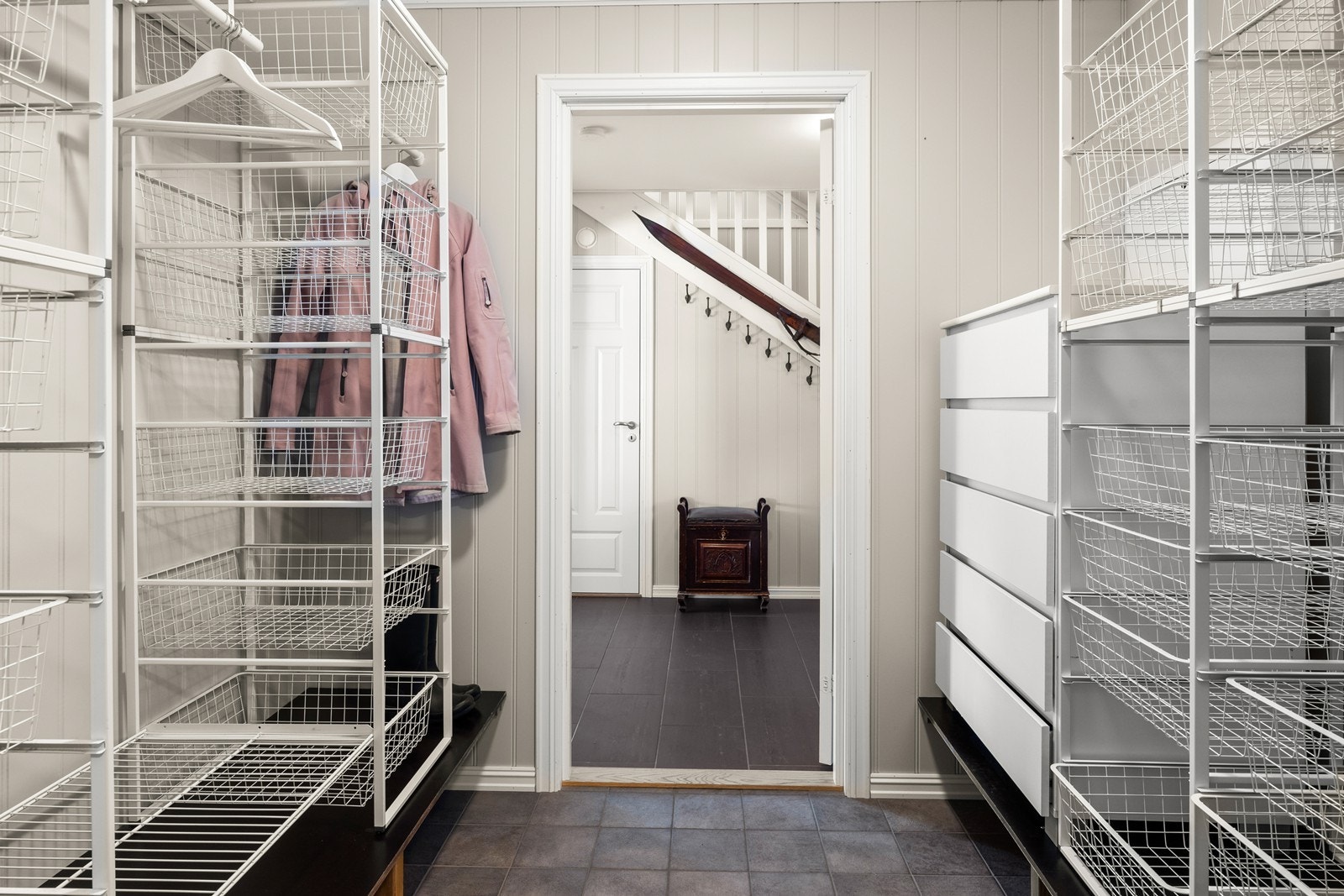 Praktisk med egen garderobe ved gangen i første etasje Galleribilde