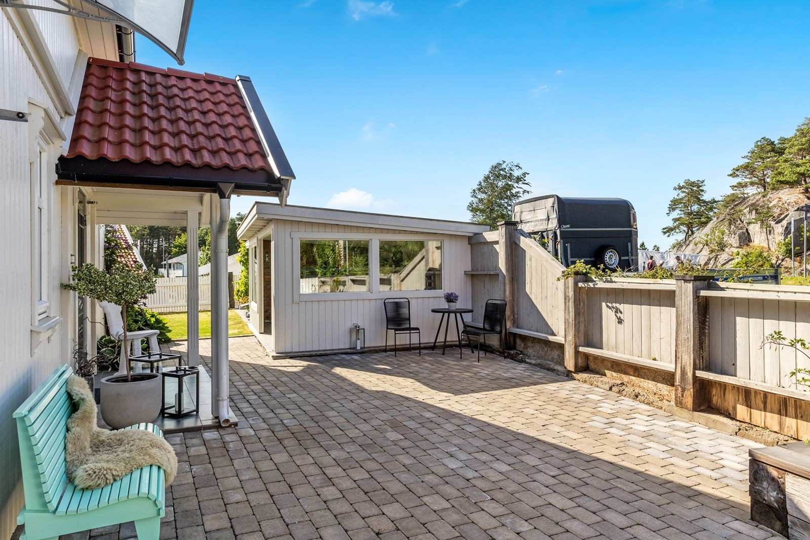 Inngangsparti og uteområde med hagestue Galleribilde