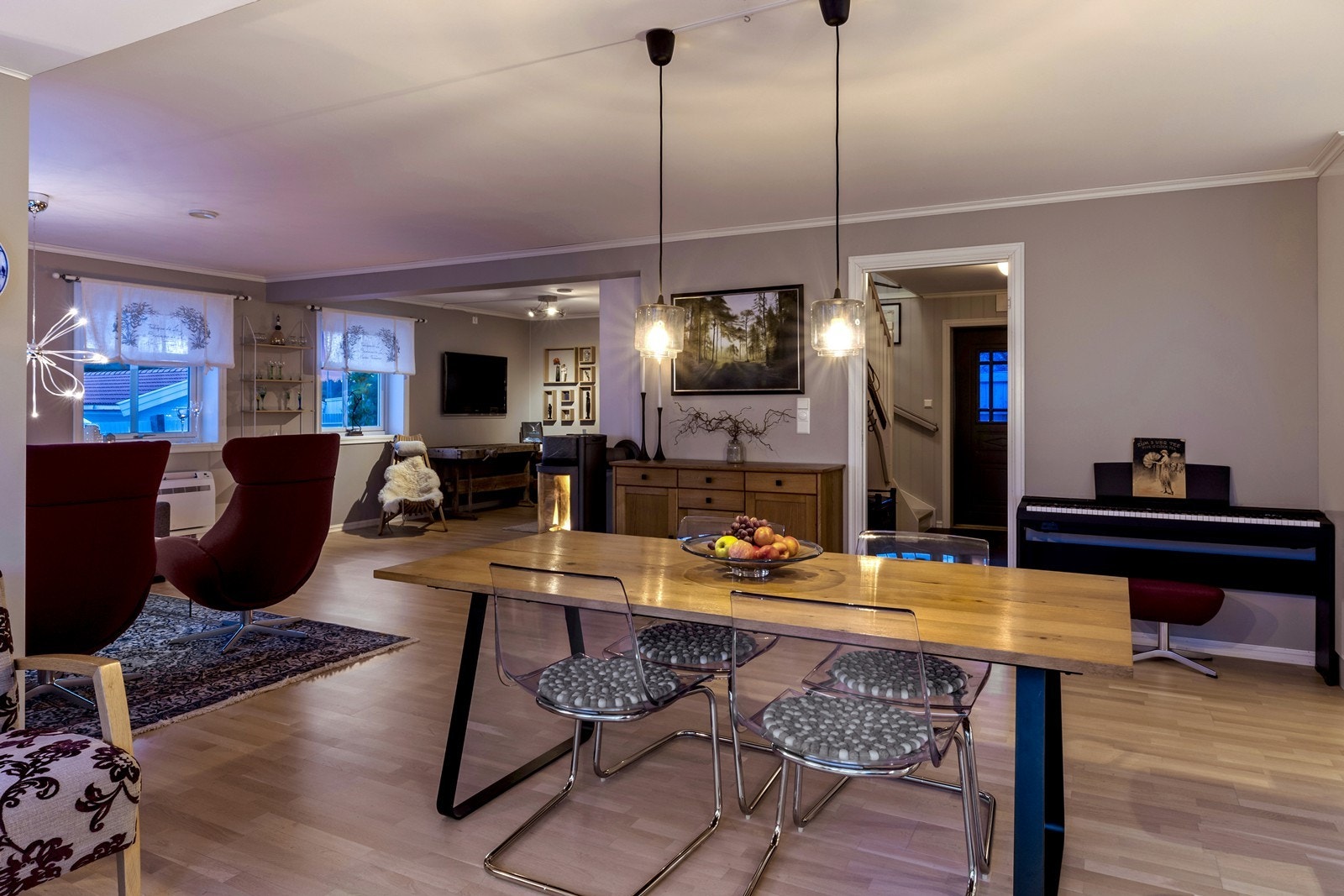 Boligen har god oppvarming med vedovn og varmepumpe samt varmekabler i det meste av første etasje Galleribilde