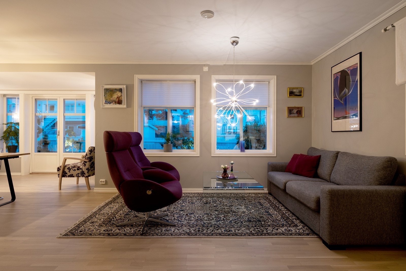 Romslig stue med flere innredningsmuligheter Galleribilde