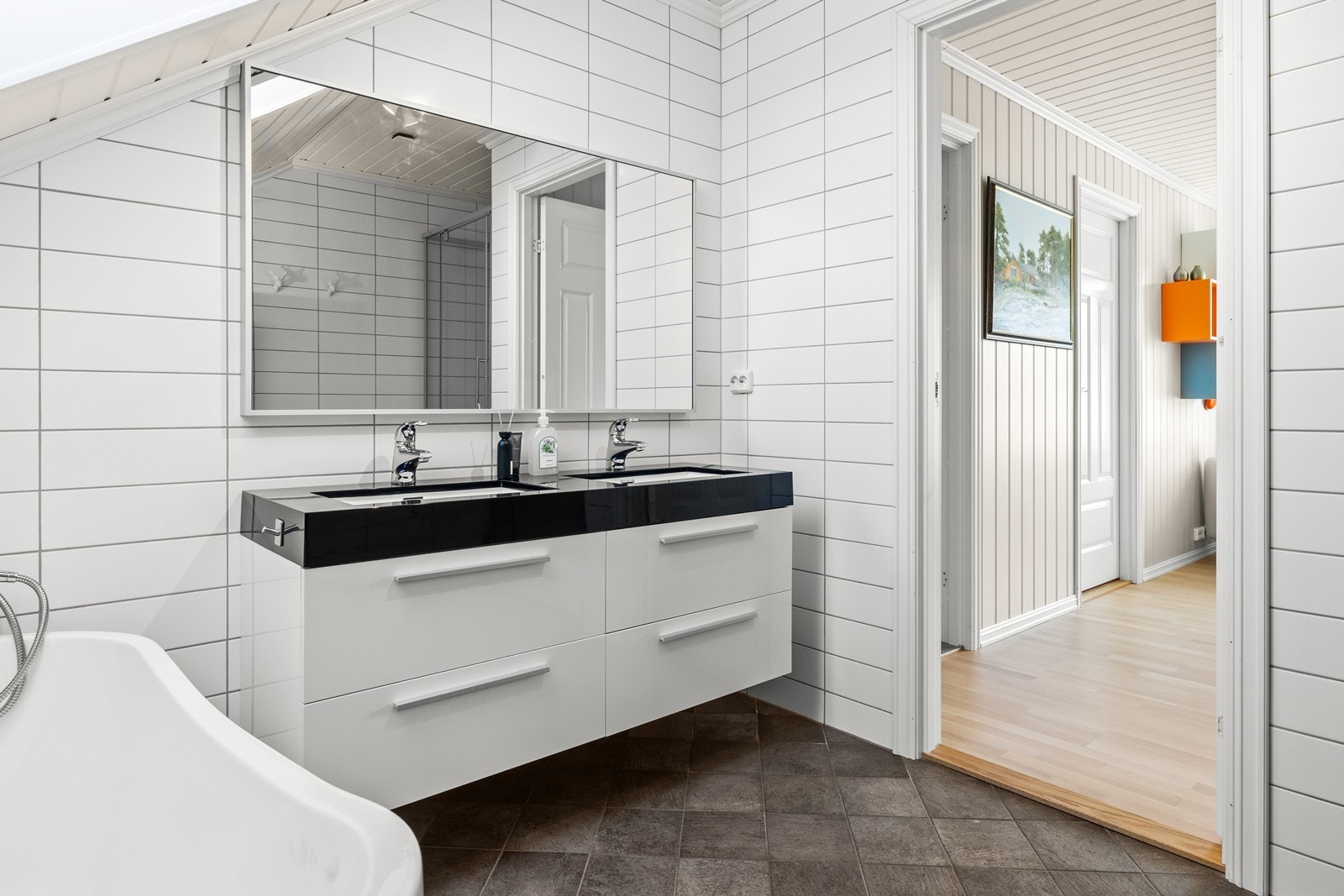 Pent bad i andre etasje med dobbel servant, badekar og dusjkabinett Galleribilde