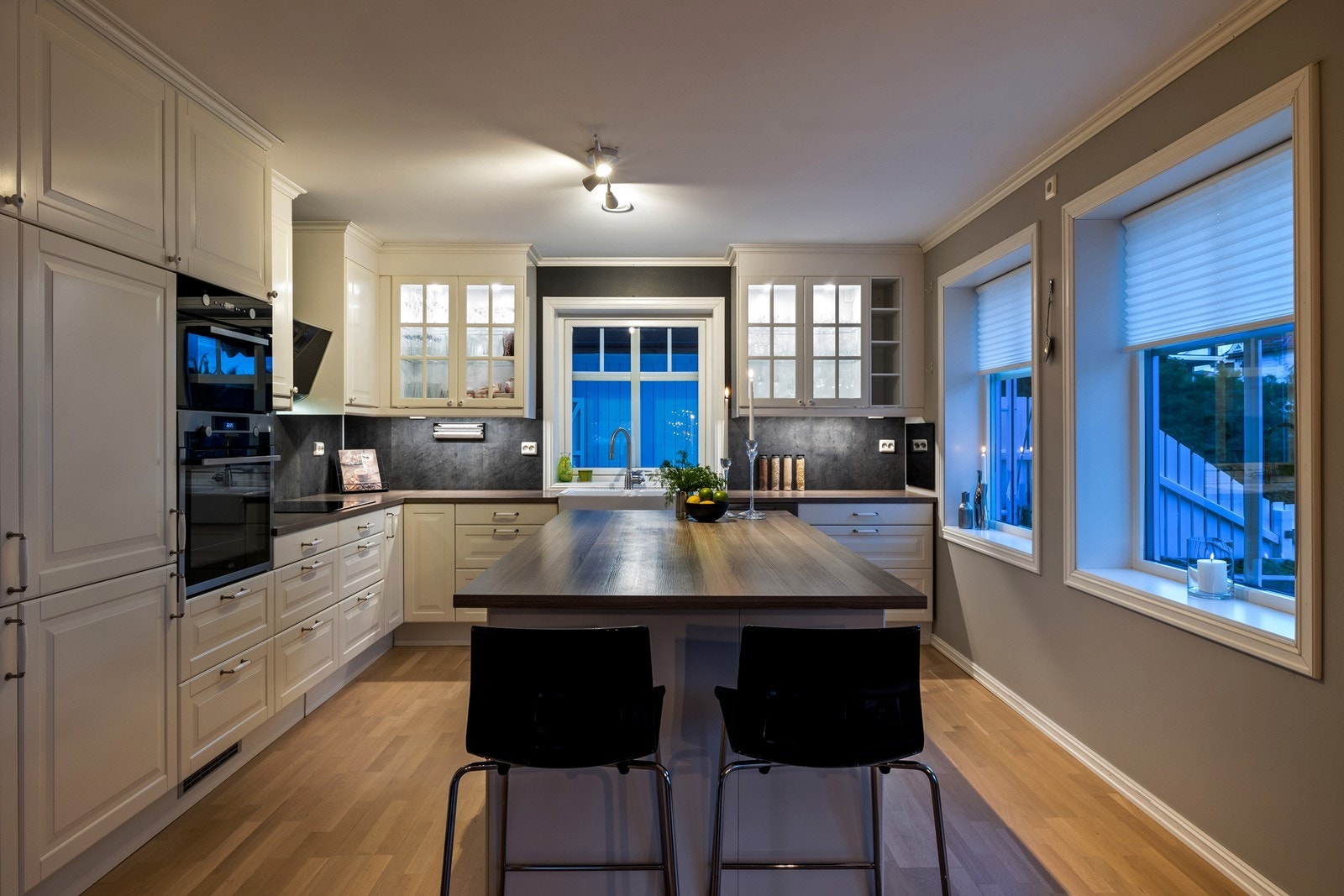 Innbydende og delikat kjøkken fra IKEA oppgradert i 2017 med kjøkkenøy og overskap Galleribilde