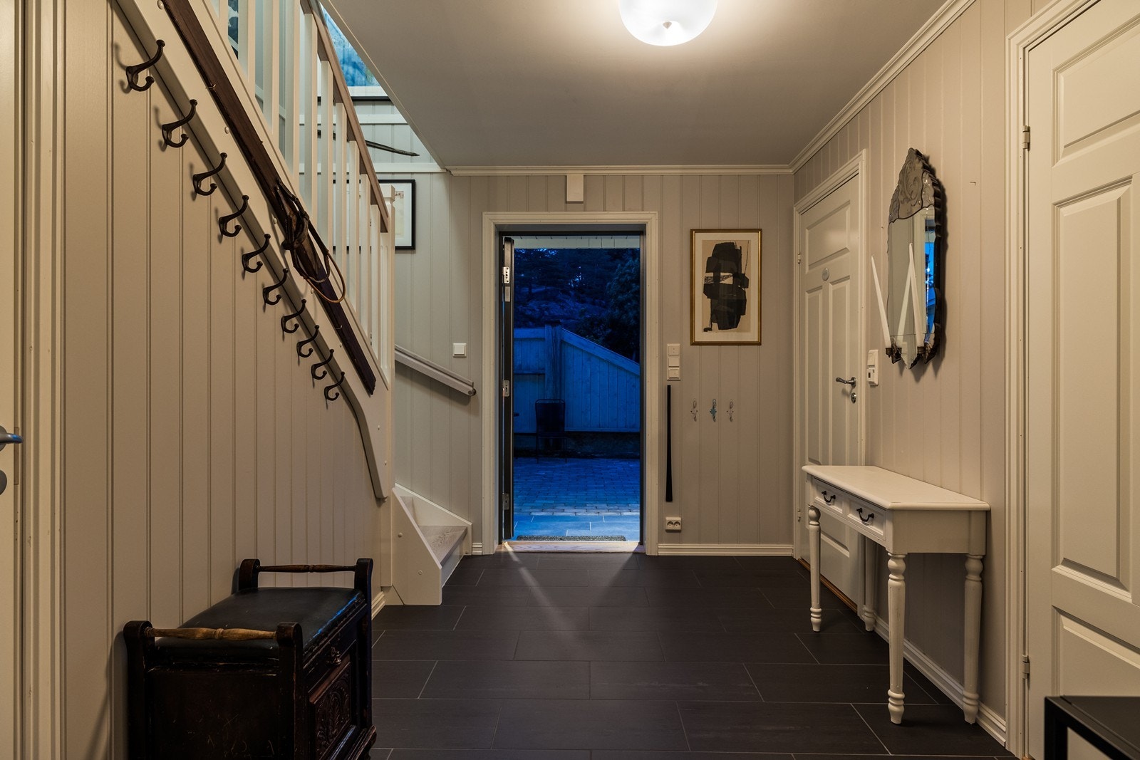 Velkommen inn til en romslig entré Galleribilde