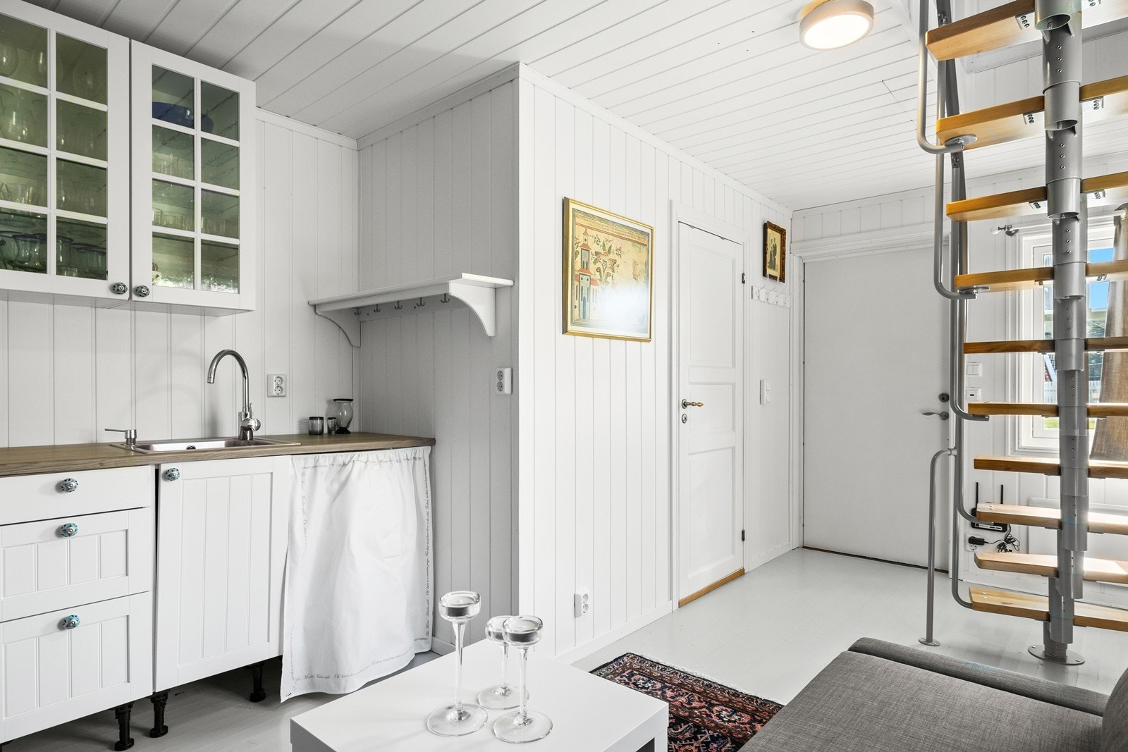 Anneks er innredet med et enkelt kjøkken i stue og trapp opp til hems. Galleribilde