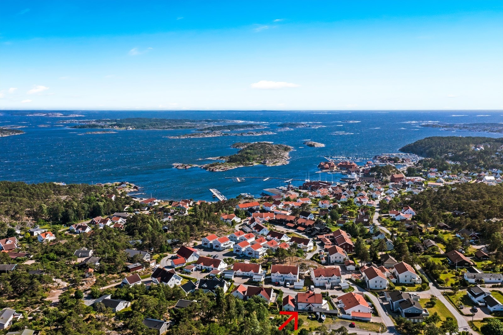 Idylliske Skjærhalden er sentrum av Kirkøy. Her kan skjærgårdslivet nytes med strandpromenade, brygge, restauranter og butikker. På sommerstid er det ett yrende liv her Galleribilde