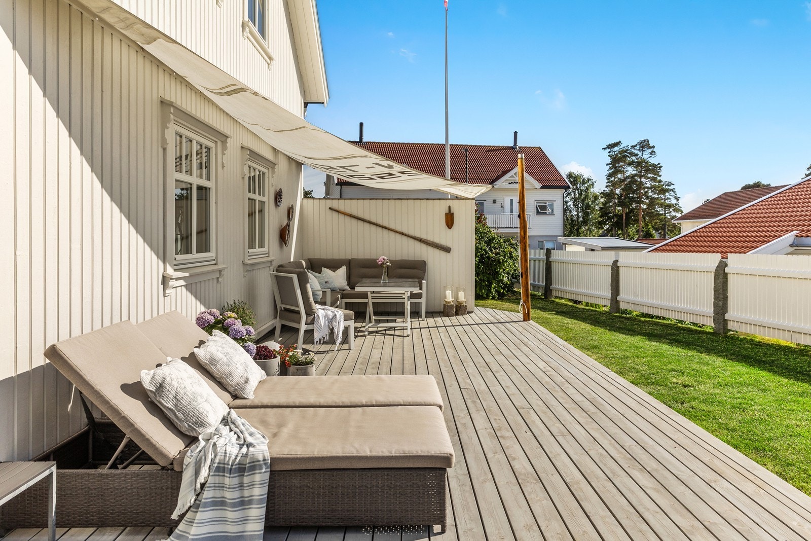 Lag deg en hyggelig uteplass med møbler, planter og grill Galleribilde