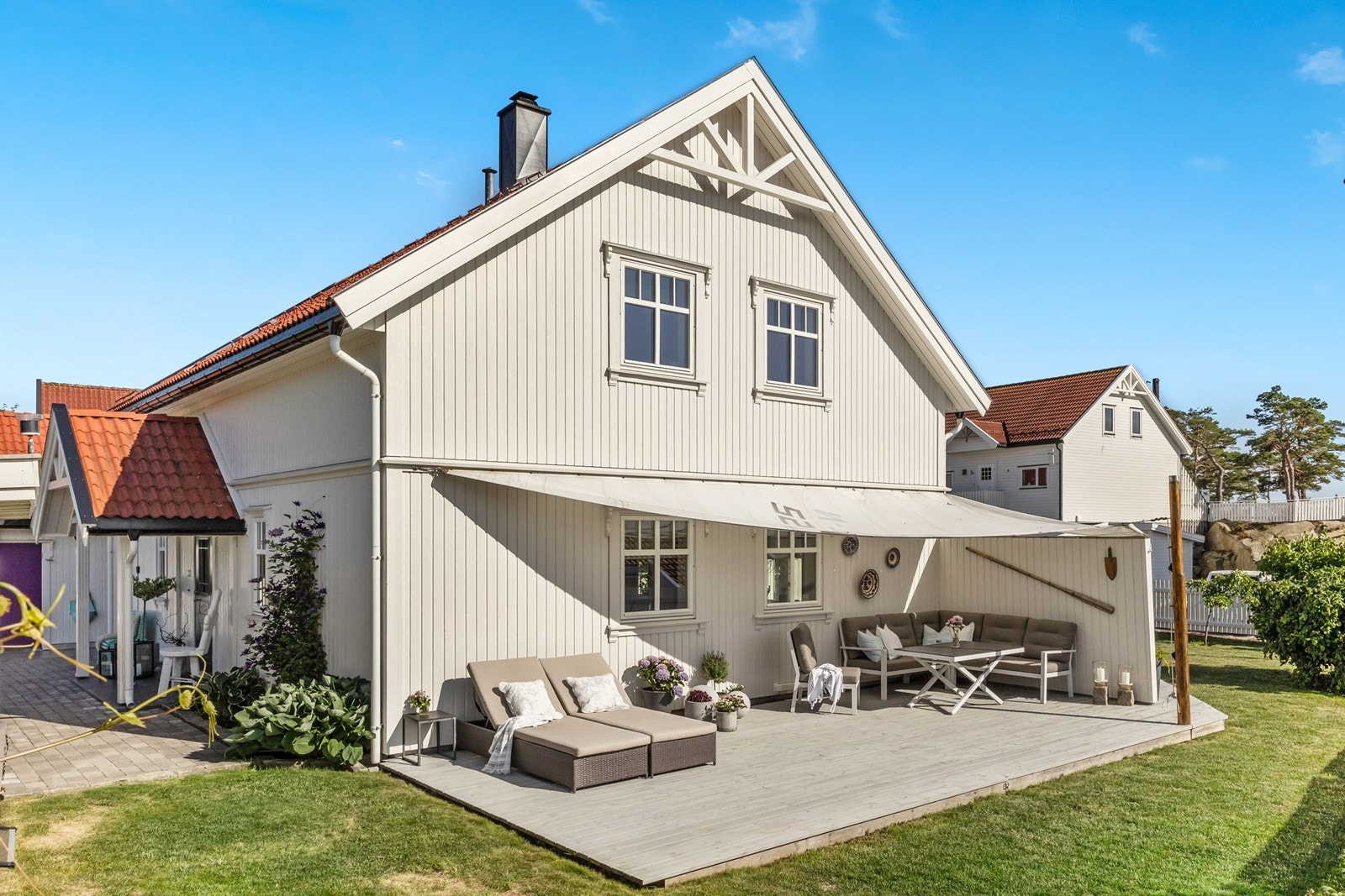 Stor usjenert terrasse med seiltak Galleribilde