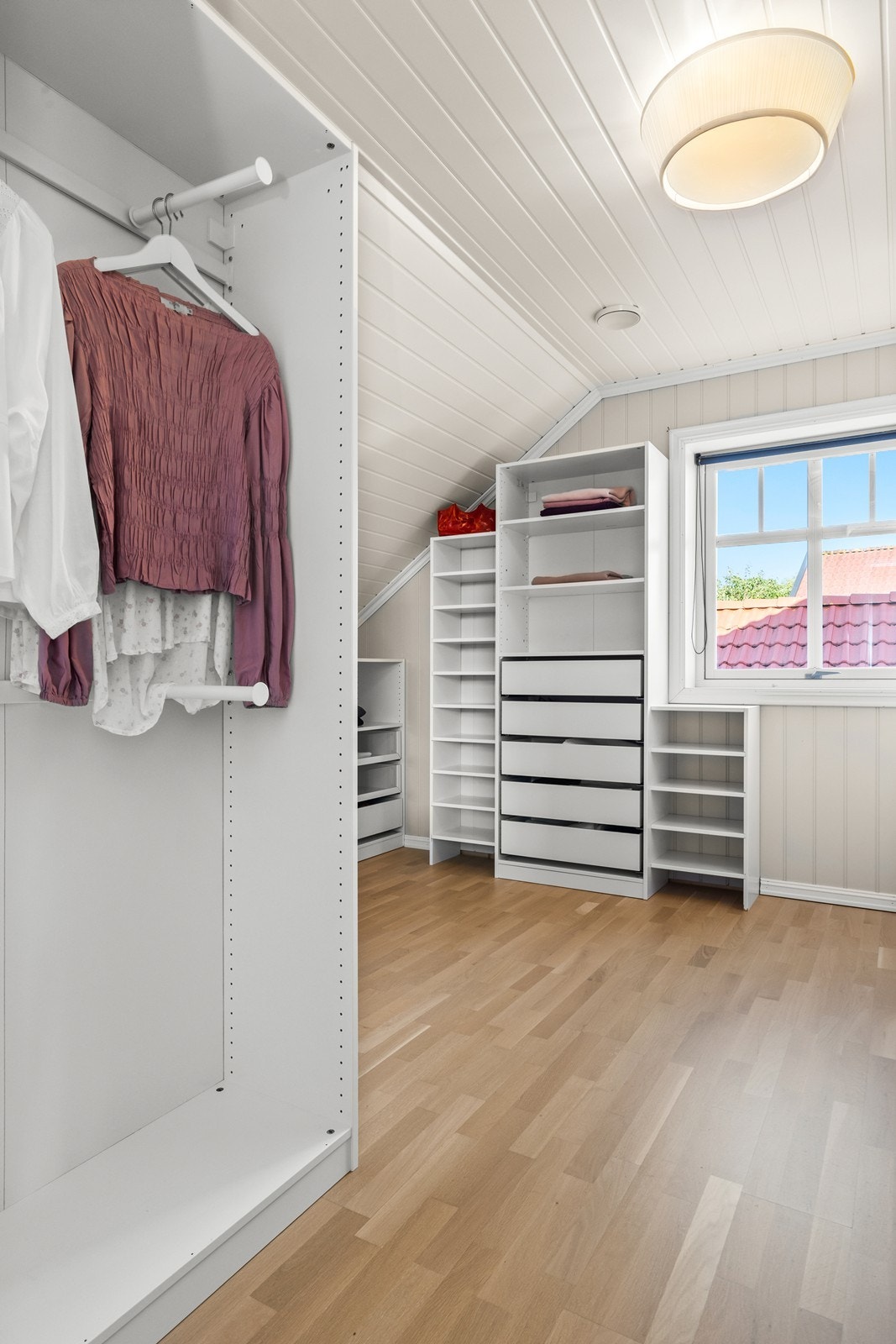 Det er fire soverom i andre etasje, det ene benyttes i dag som et stort garderoberom Galleribilde