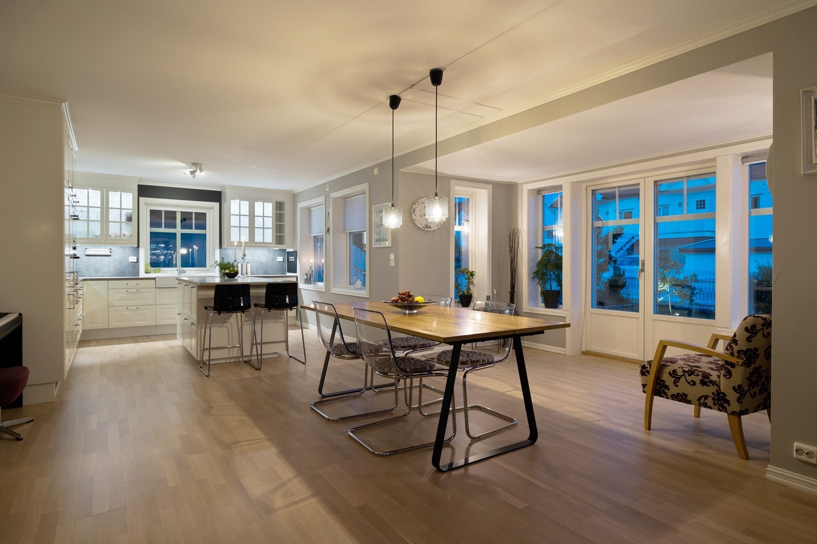 Luftig og lys spisestue med god plass til langbord om ønskelig Galleribilde