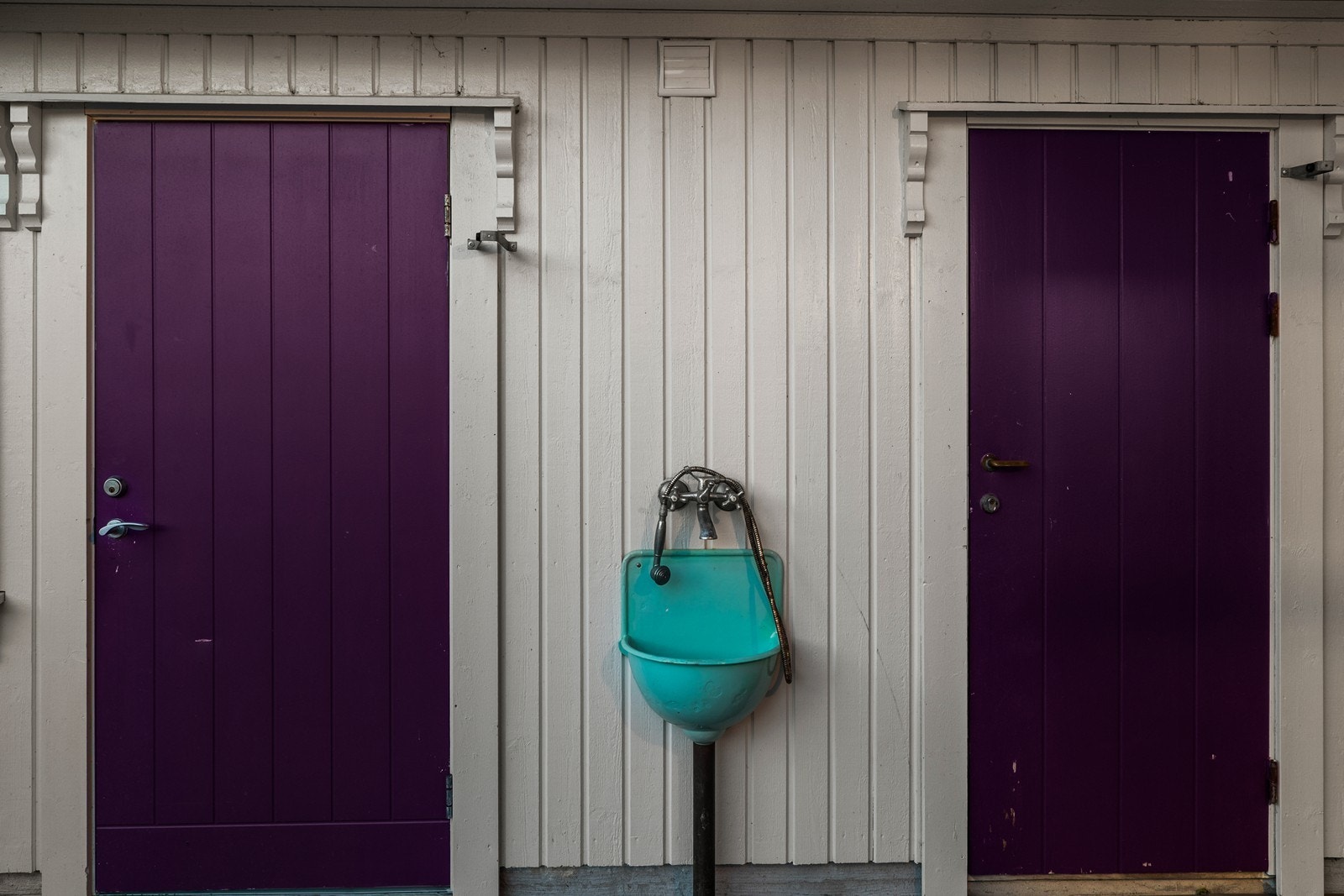 Venstre dør inn til anneks og høyre inn til garasje Galleribilde