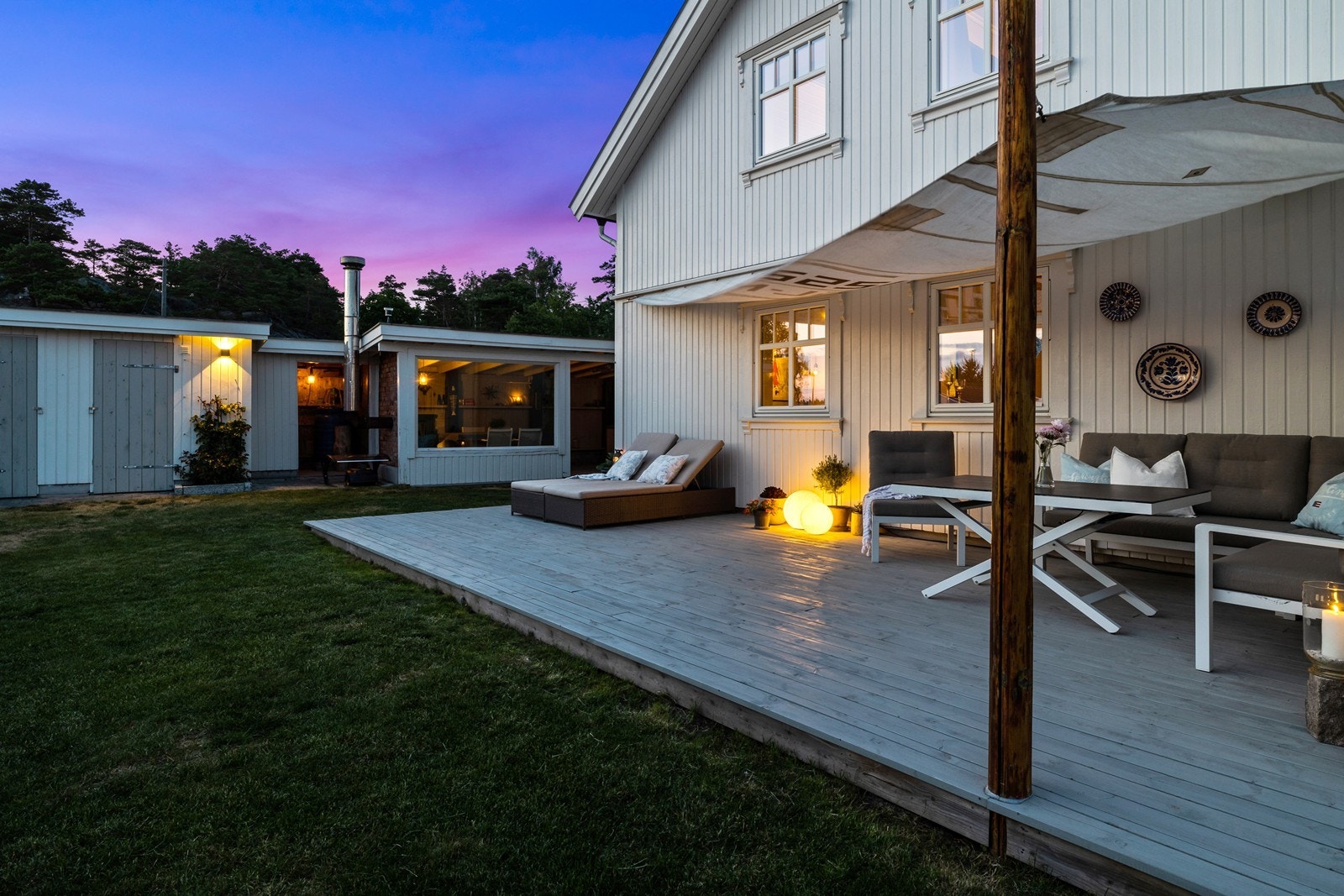 Flott romslig terrasse på siden av boligen Galleribilde