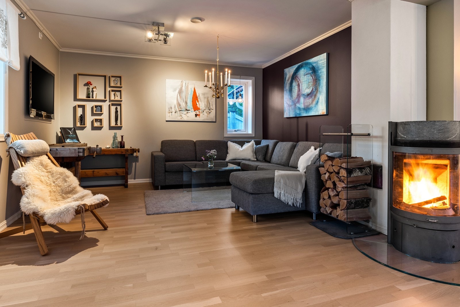 Lun del av stue som passer til sofakrok - fin dybde med kontrastvegg i rommet Galleribilde