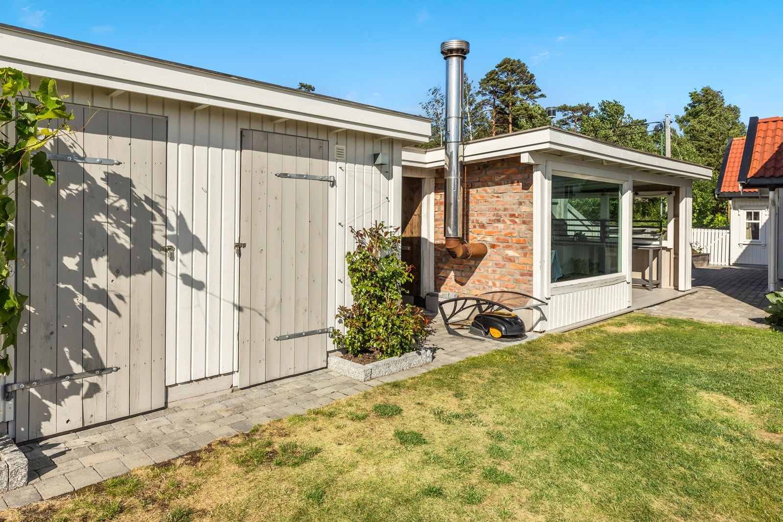 Boder, hagestue og garasje til robotklipper Galleribilde