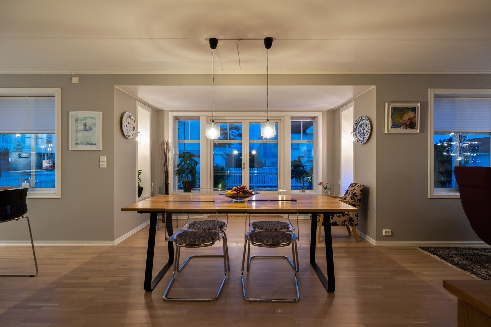 Fra stuen er det dobbel verandadør ut til terrasse og hage Galleribilde