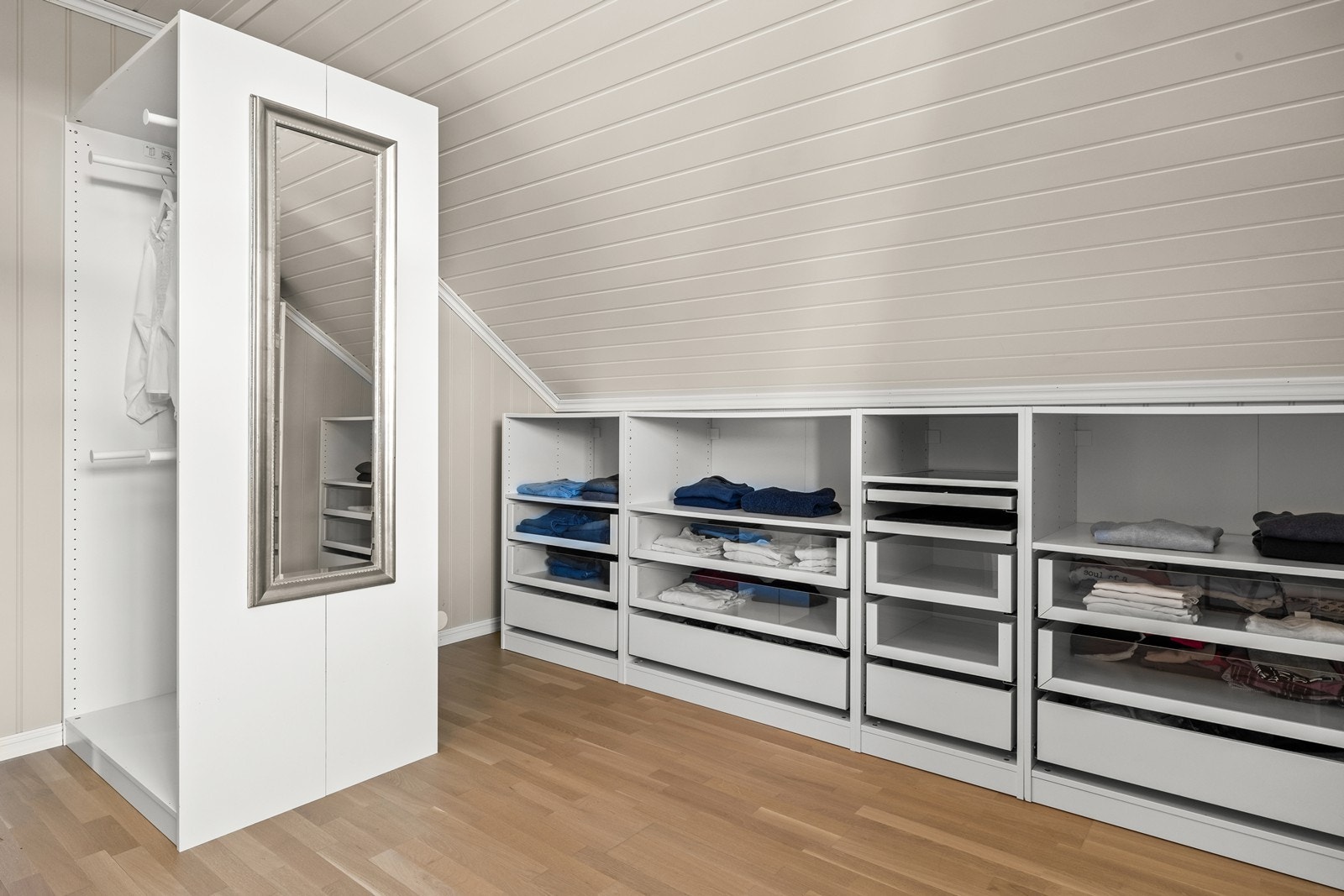 Det 4. soverommet ble innredet som garderoberom i 2017 Galleribilde