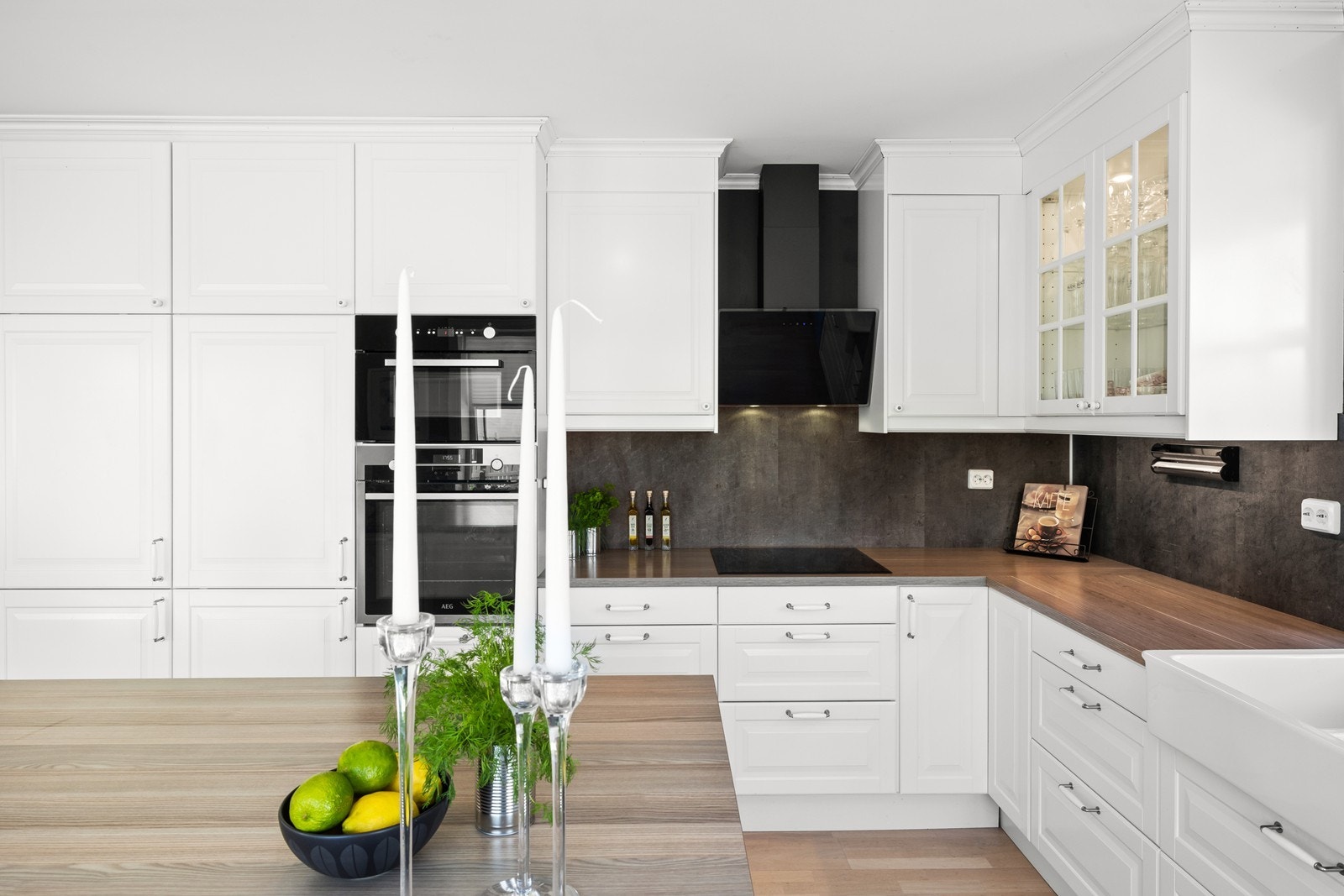 Lekker takhøy kjøkkeninnredning med integrert stekeovn, mikrobølgeovn, induksjonstopp og kjøleskap med fryser, oppvaskmaskin er byttet i 2019 Galleribilde