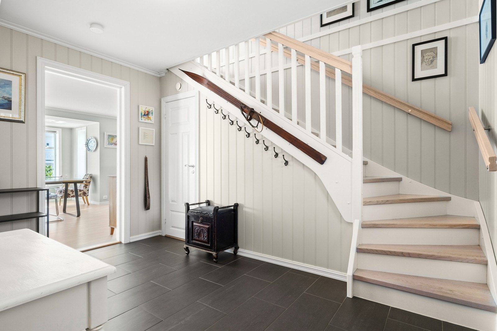 Lys og romslig entré med fliser og varmekabler Galleribilde