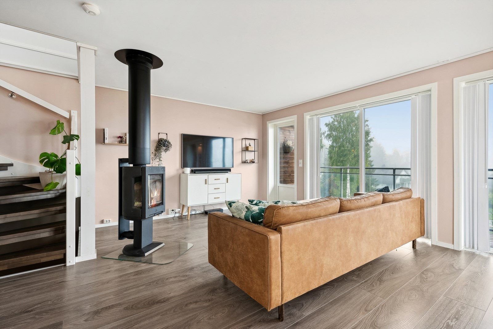 Stuen har plass til både spisegruppe og sofagruppe. Galleribilde