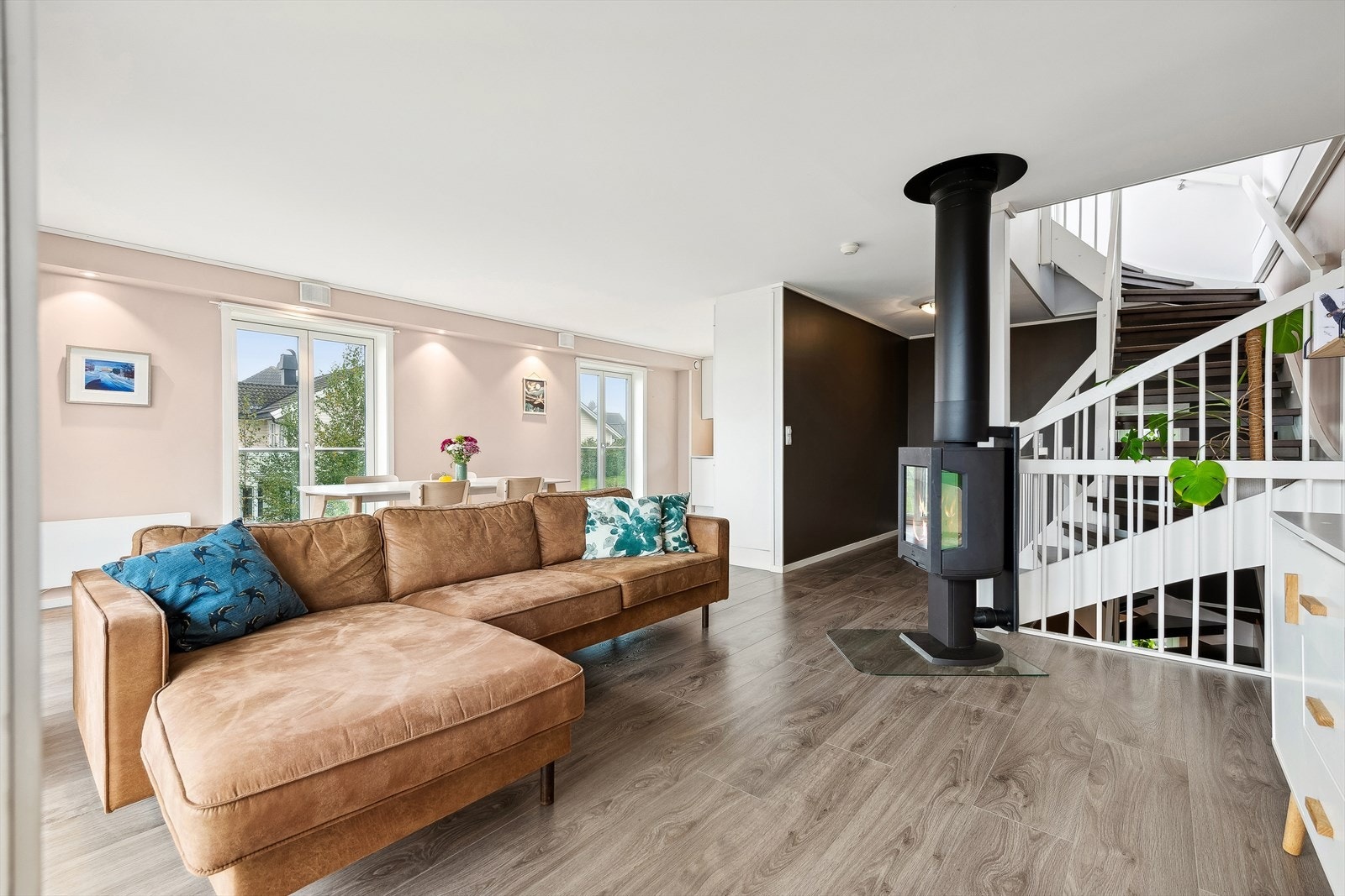 Stuen er utstyrt med peis noe som gir en lun og behagelig atmosfære. Galleribilde