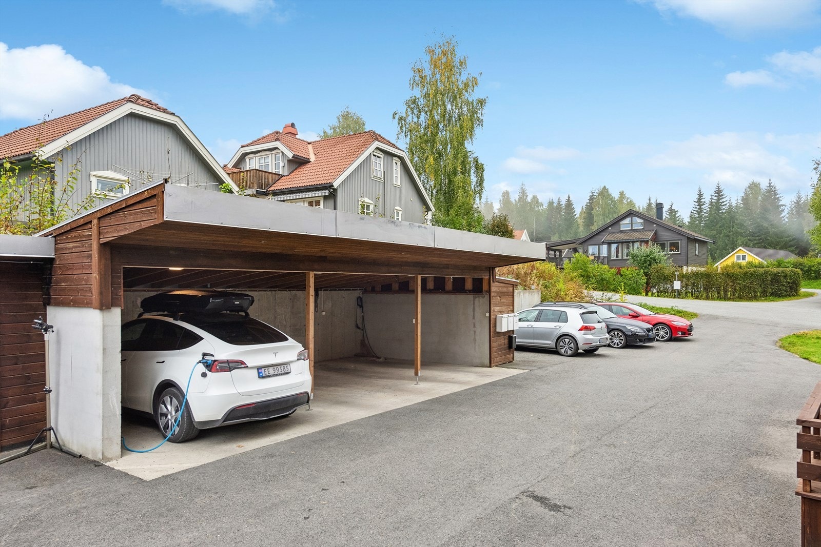 Det følger med en parkeringsplass i carport. Galleribilde
