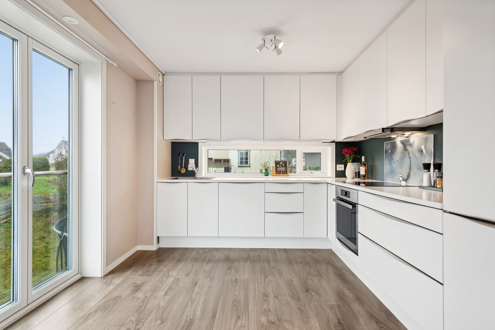 Hjemmet byr på et lyst og tidløst kjøkken av god størrelse. Galleribilde