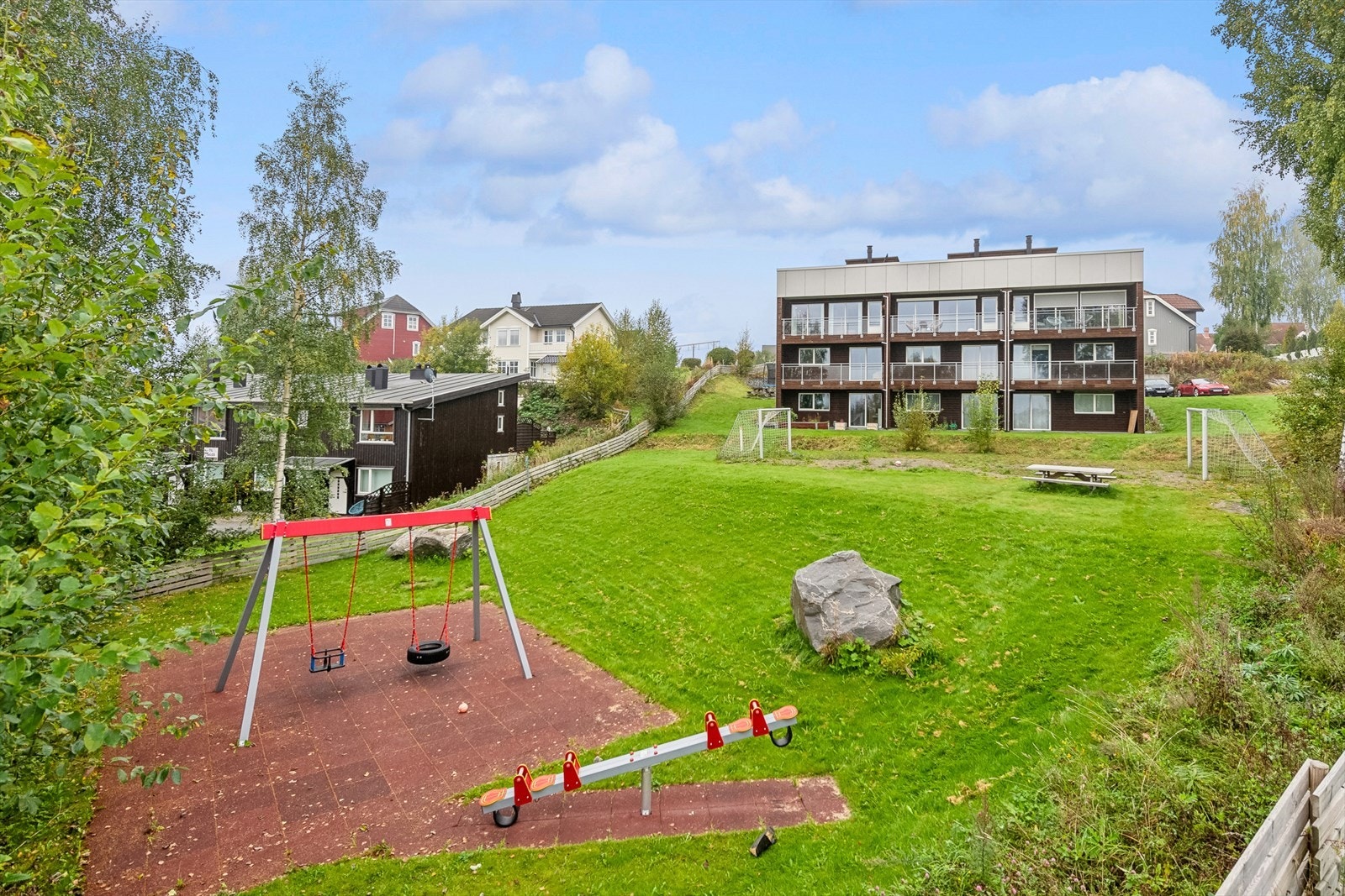 Flotte grøntarealer og lekeplass i umiddelbar nærhet Galleribilde