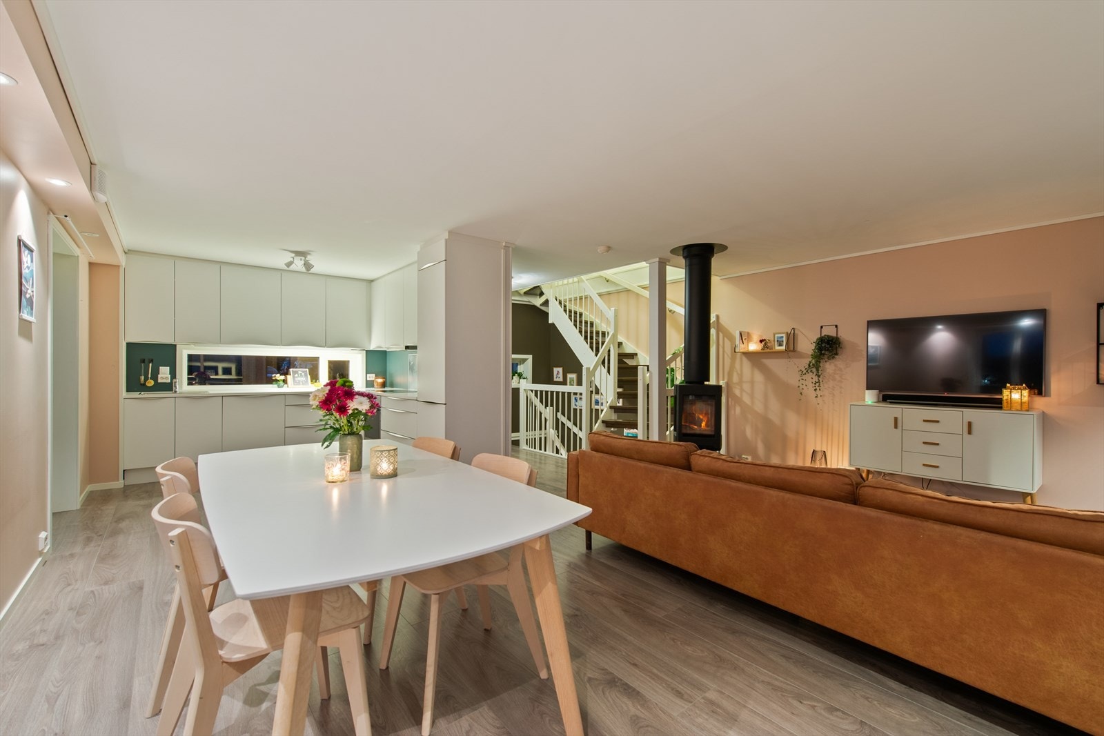 Boligen har et flott oppholdsrom i andre etasje. Her får du en åpen og sosial planløsning som inkluderer stue og kjøkken. Galleribilde