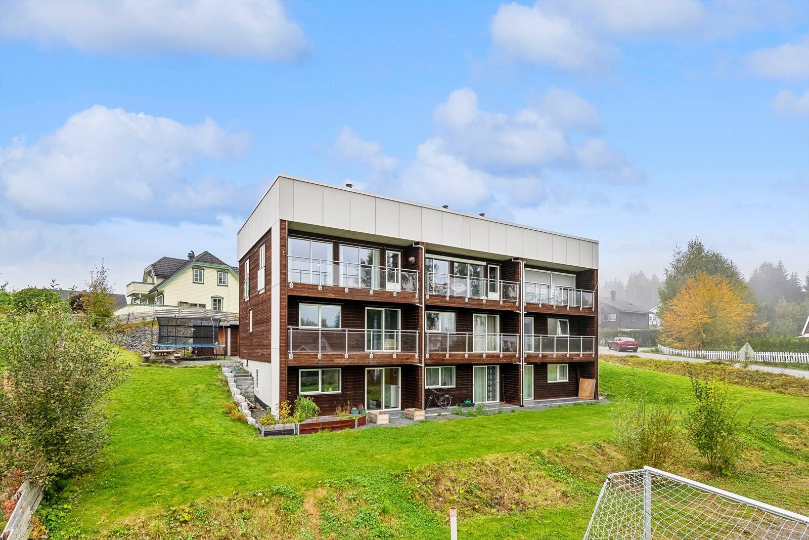 Koselig boligområde med stor uteplass. Galleribilde