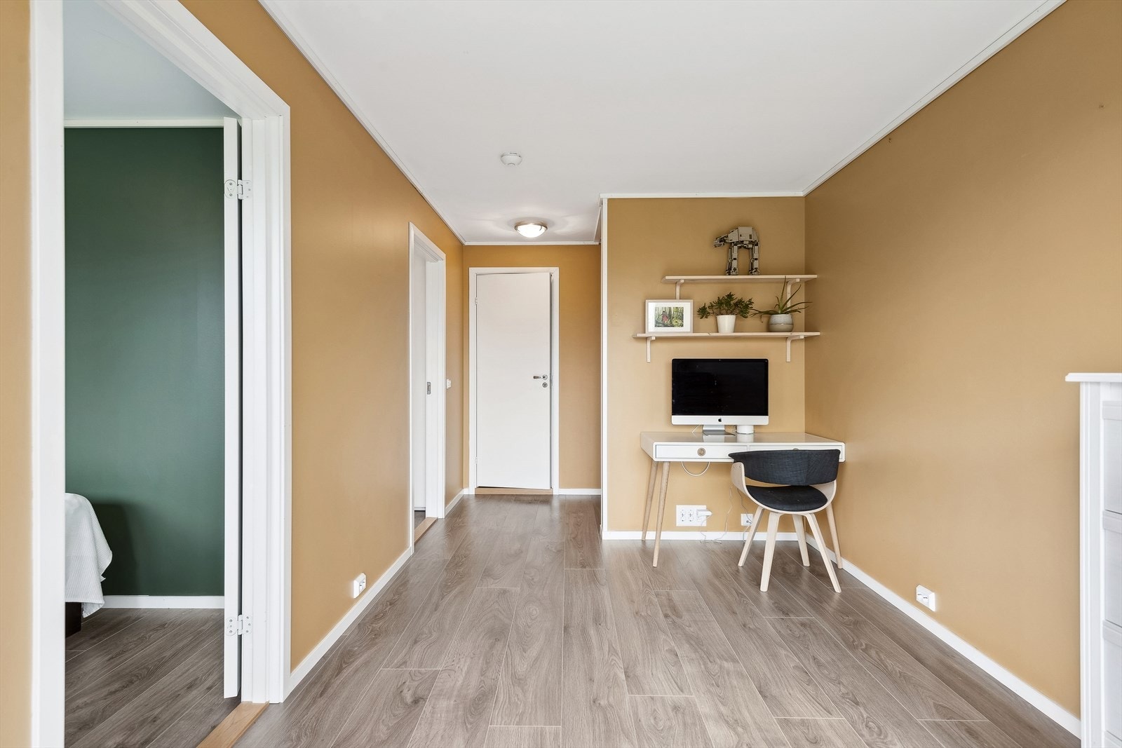 Fra stuen/gangen i underetasjen er det dør ut til en praktisk overbygget uteplass på bakkeplan. Galleribilde