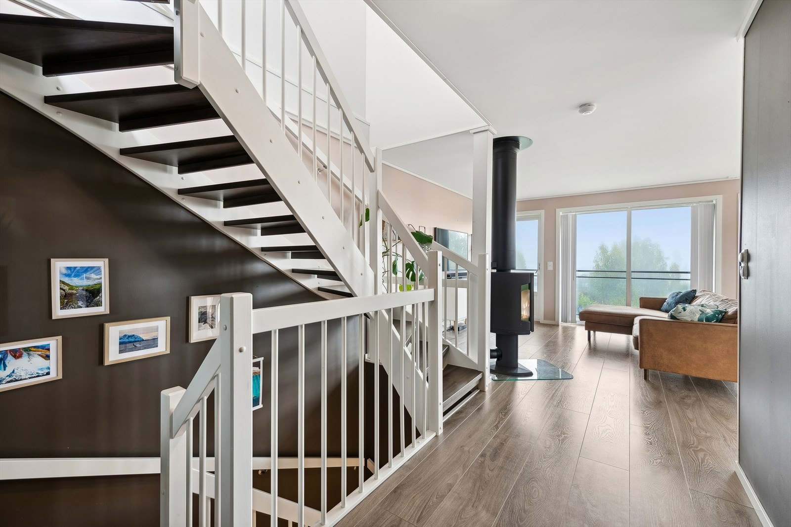 Det er moderne fargevalg på veggene gjennomgående i boligen. Galleribilde