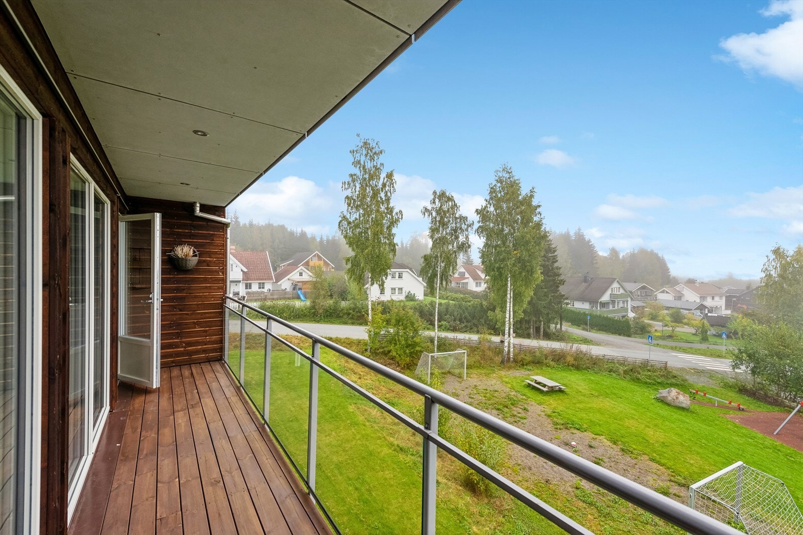 Fra stuen er det direkte utgang til en trivelig overbygget balkong. Galleribilde