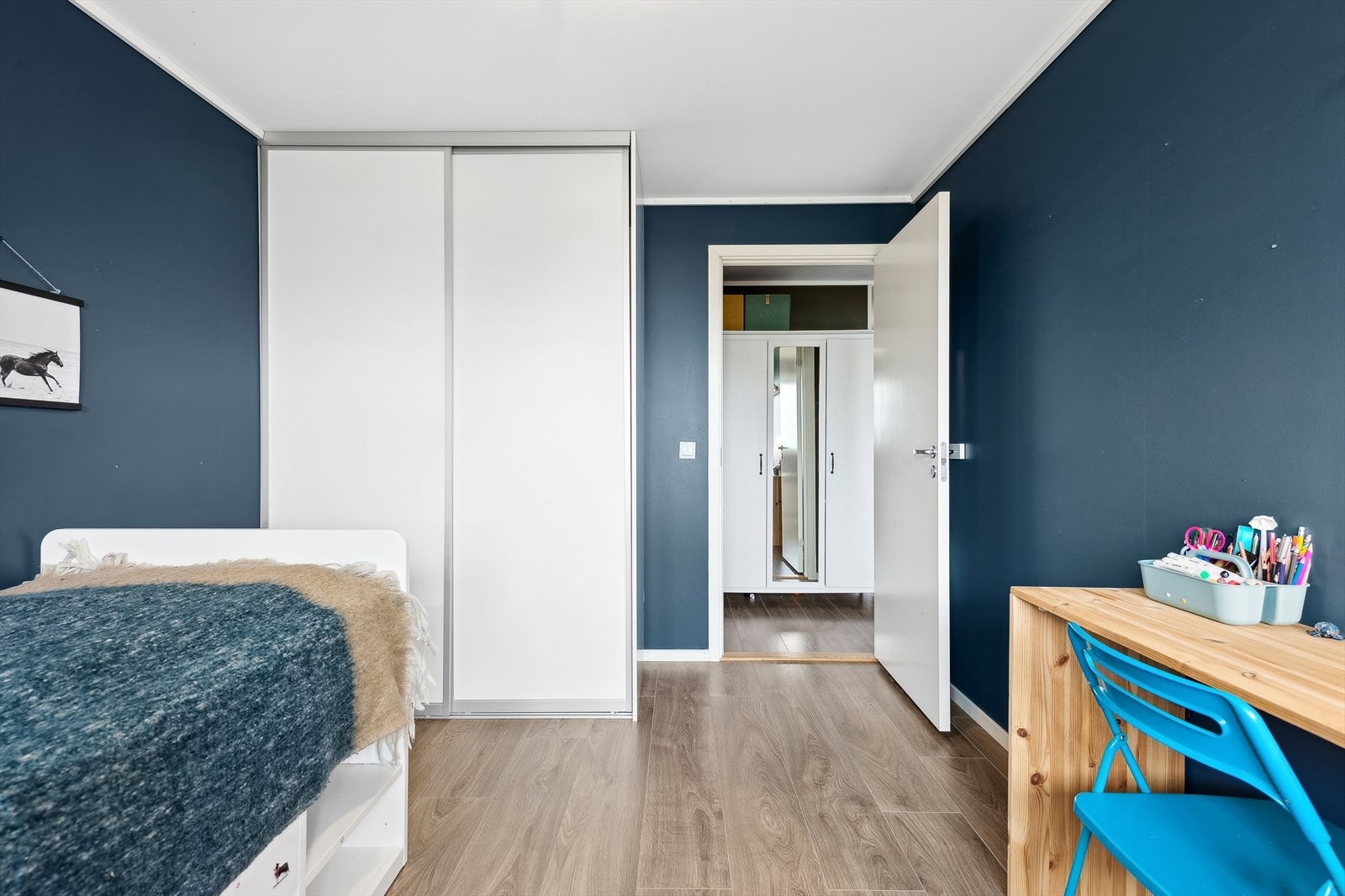Soverommet har god plass til oppbevaring samt plass til leksekrok/kontor. Galleribilde