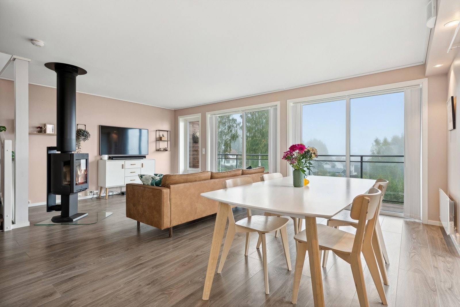 De store vindusflatene i oppholdsrommet gir godt med naturlig lys. Galleribilde