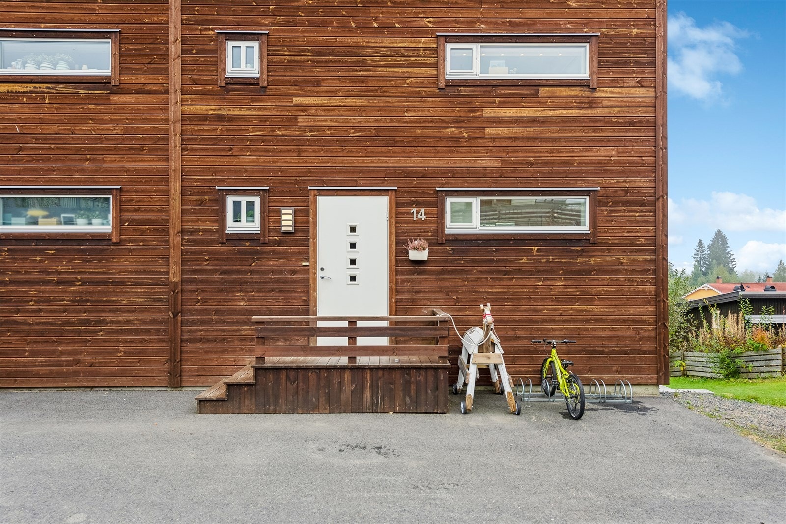 Inngangsparti med plass til å parkere hesten sin. Galleribilde