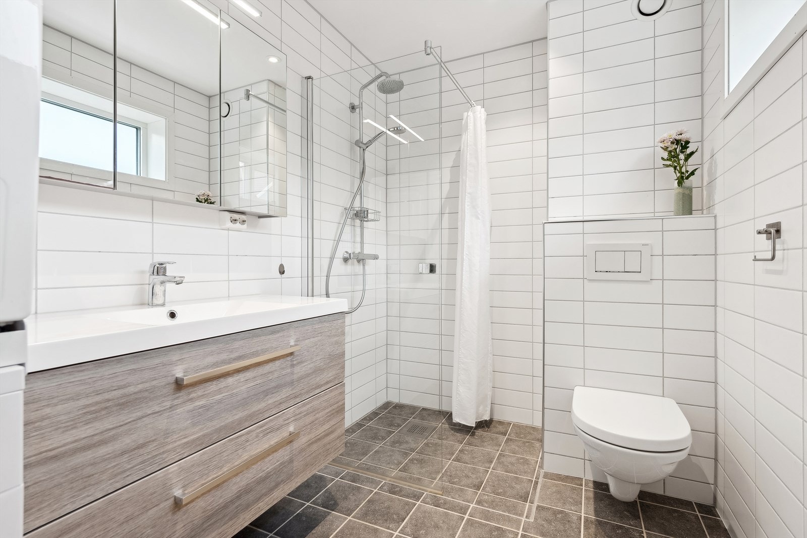 Badet i første etasje består av fliser på gulvet og fliser på veggene. Galleribilde
