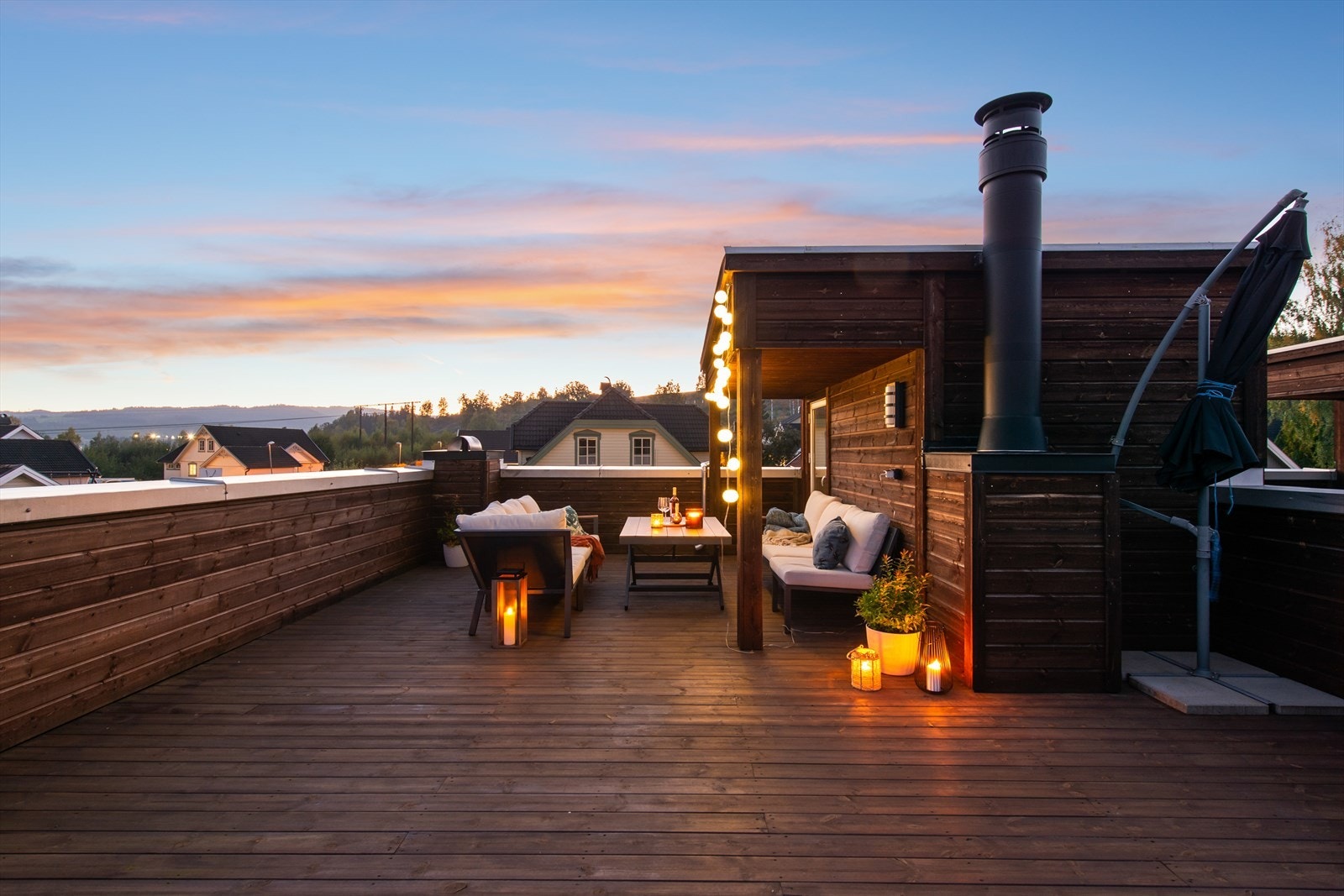 Takterrassen gir rikelig med plass til diverse utemøbler og grill. Galleribilde