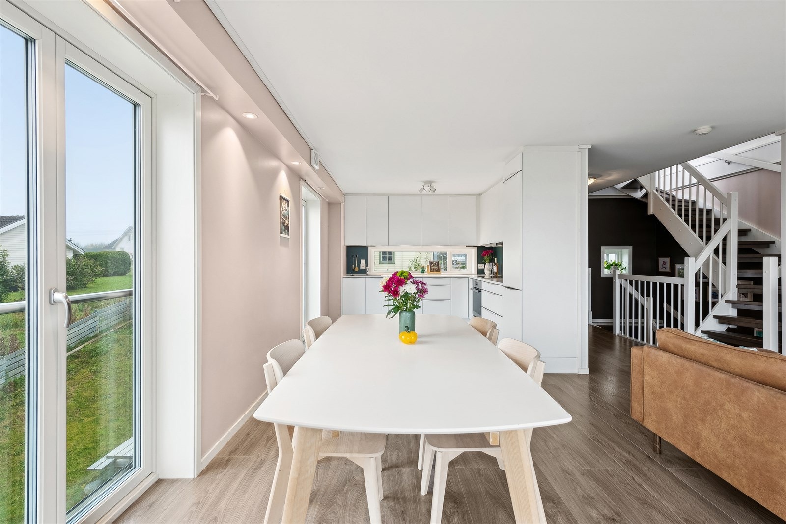 Åpen kjøkken/spisestue tillater full interaksjon med folk til bords når man lager mat. Galleribilde