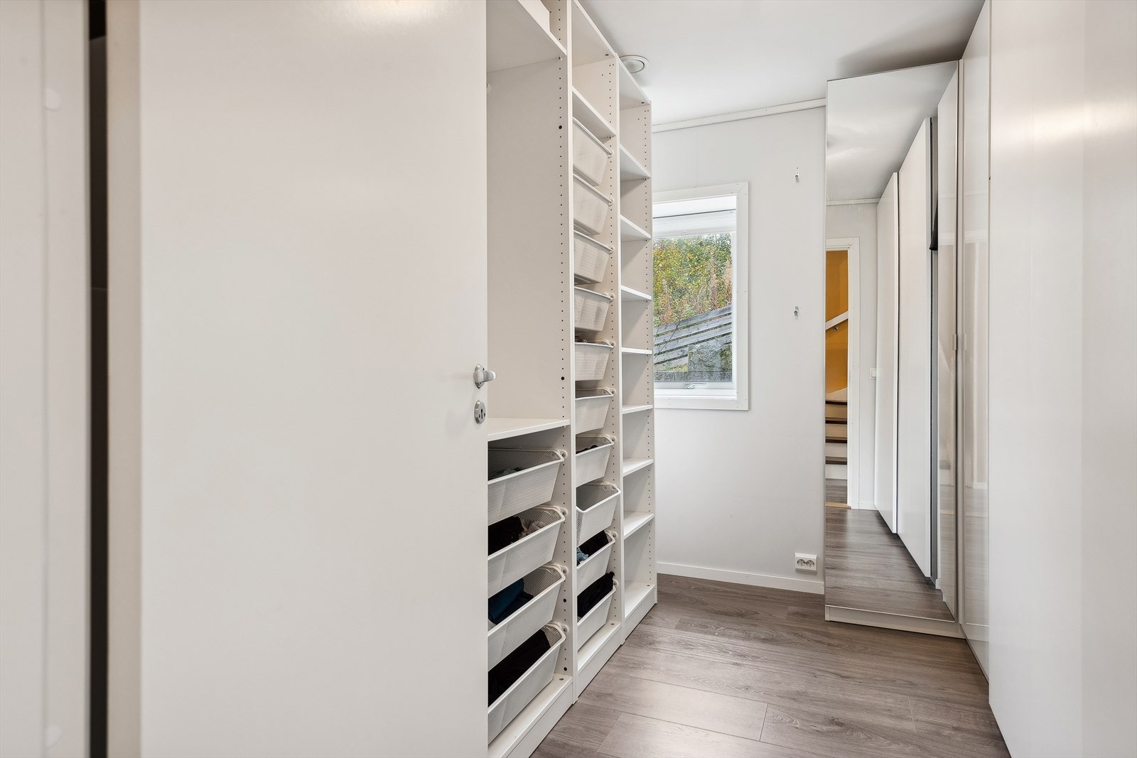 Det er tilrettelagt for kjøkken i soverommet (walk-in closet) i underetasjen. Det er også planlagt mulighet for utleie i egen bolig i underetasjen. Se punkt om utleie i salgsoppgaven. Galleribilde