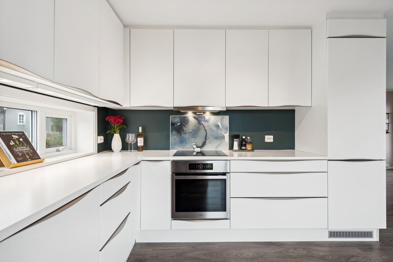 Innredningen består av slette fronter med både over- og underskap. Galleribilde